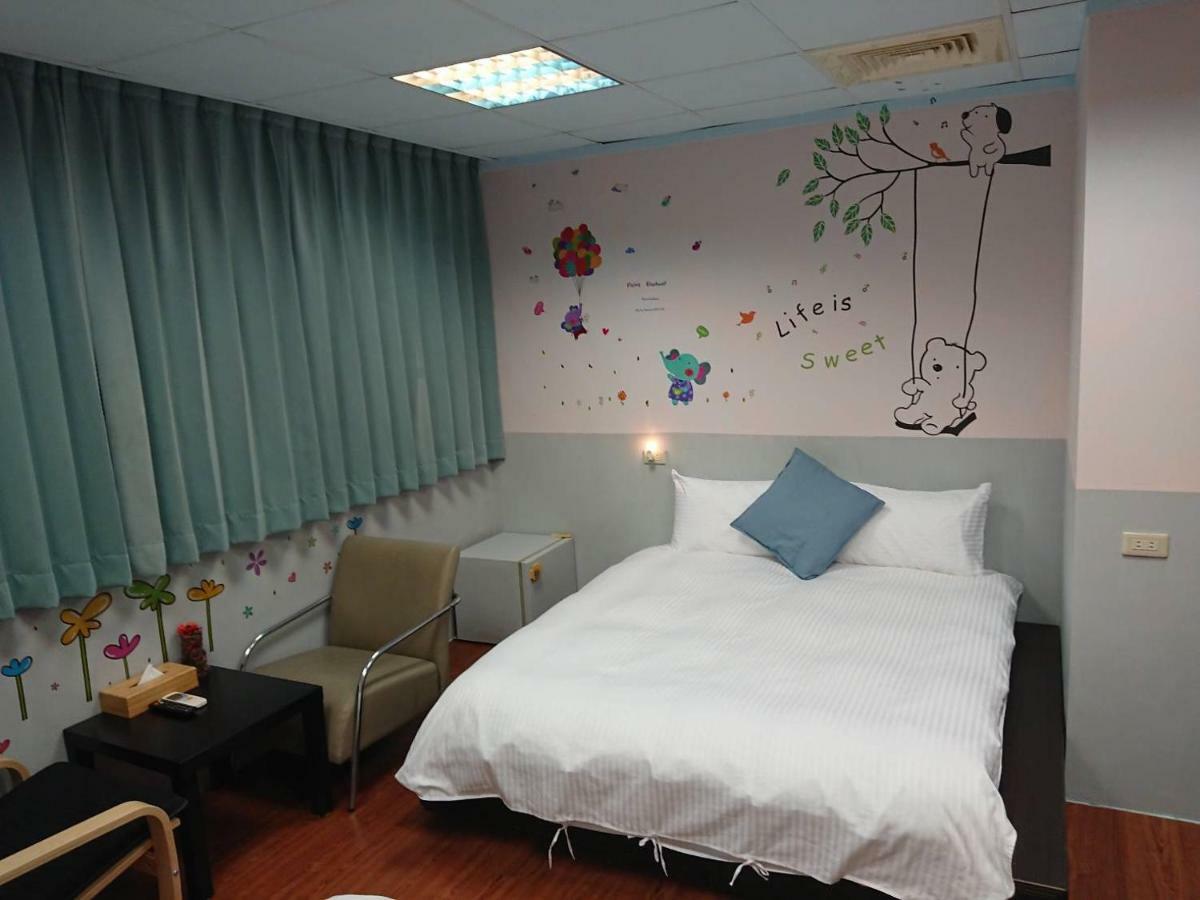 Papa Bear'S Guesthouse ไถจง ภายนอก รูปภาพ